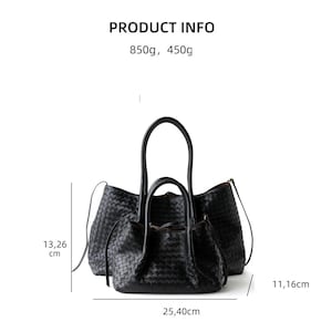 Puede incluir: Bolso tote de cuero negro tejido y un bolso de mano m&aacute;s peque&ntilde;o a juego. El bolso tote mide 25,40 cm de ancho, 13,26 cm de alto y el bolso m&aacute;s peque&ntilde;o 11,16 cm de alto. Los bolsos tienen asas largas. Info del producto: 850g, 450g.