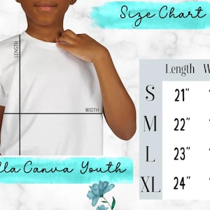 K&ouml;nnte beinhalten: Ein wei&szlig;es Bella Canva Youth T-Shirt mit einer Gr&ouml;&szlig;entabelle. Die Tabelle zeigt die L&auml;ngen- und Breitenma&szlig;e in Zentimetern f&uuml;r die Gr&ouml;&szlig;en S, M, L und XL. Das T-Shirt wird getragen.