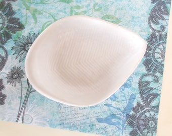 White & Pale Beige Glaze Leaf Motif Candy/Jewelry Dish / Ashtray