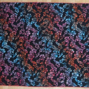 Tiñeta a mano Batik Flowers Throw / Lap Quilt / Colgante de pared imagen 2