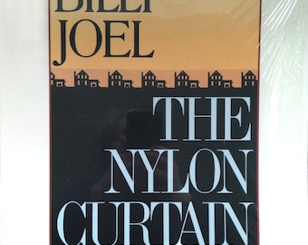 Puede incluir: Portada del álbum "The Nylon Curtain" de Billy Joel. La portada presenta el nombre del artista en letras negras grandes y en negrita sobre un fondo degradado naranja y negro. El título del álbum está en letras blancas grandes.