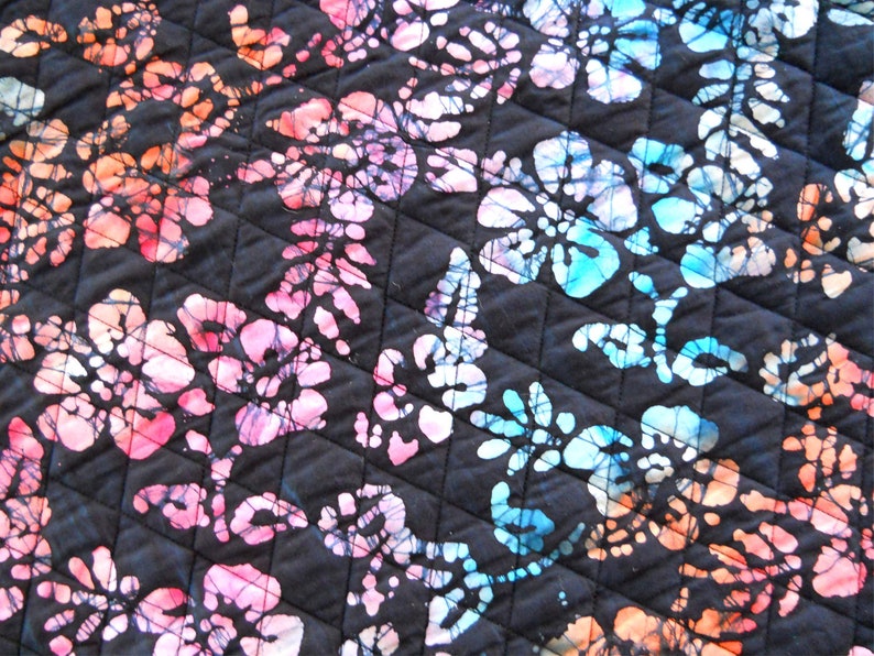 Tiñeta a mano Batik Flowers Throw / Lap Quilt / Colgante de pared imagen 3