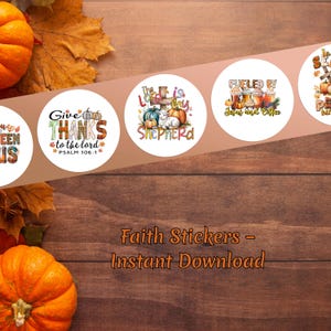 Puede incluir: Una colección de pegatinas redondas con diseños otoñales y religiosos. Las pegatinas presentan calabazas, cruces y texto como "Give Thanks" y "Fueled by Jesus and Coffee". También está presente la frase "Faith Stickers - Instant Download".