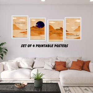 Puede incluir: Cuatro impresiones artísticas enmarcadas con un diseño de paisaje en tonos beige, naranja y azul. Cada impresión tiene un borde blanco y presenta texto de una cita. La frase "SET OF 4 PRINTABLE POSTERS" se muestra debajo.