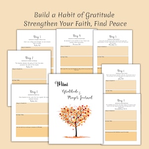 Puede incluir: Un mini diario de gratitud y oración con un diseño de árbol en la portada. El diario está rodeado de páginas con indicaciones para la reflexión diaria. El texto en la portada dice "Mini Gratitude & Prayer Journal."