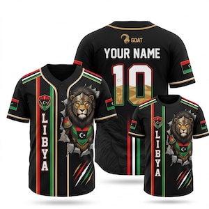 Könnte beinhalten: Schwarze Baseball-Trikots mit dem Wort "LIBYEN" vertikal auf der Vorderseite. Die Trikots zeigen eine Löwen-Grafik und die Farben der libyschen Flagge. Ein Trikot hat die Nummer 10 und Platz für einen Namen auf dem Rücken.