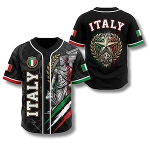 Könnte beinhalten: Schwarzes Baseball-Trikot mit dem Wort "ITALIEN" vertikal auf der Vorder- und Rückseite. Die Vorderseite zeigt eine römische Statue, die Farben der italienischen Flagge und einen Lorbeerkranz. Die Rückseite hat einen Stern, einen Adler und das Wort "ITALIEN".