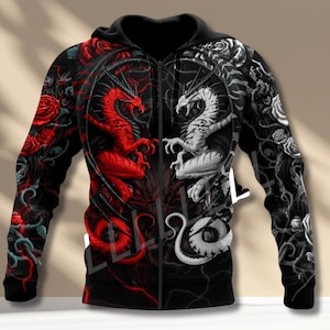 Könnte beinhalten: Schwarzer Kapuzenpullover mit Reißverschluss, der auf der linken Seite einen roten Drachen und auf der rechten Seite einen weißen Drachen zeigt. Die Drachen sind von Rosen und Ranken umgeben. Der Hoodie hat eine schwarze Kapuze und einen durchgehenden Reißverschluss.
