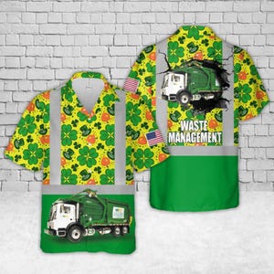 Peut inclure: Une chemise à manches courtes avec un motif vert et jaune de trèfles, de chapeaux de lutin et d'accents orange. La chemise présente un camion de gestion des déchets vert et blanc et le texte "WASTE MANAGEMENT".