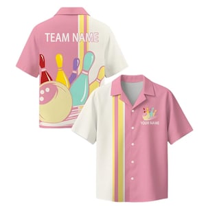 Puede incluir: Dos camisas de bolos de manga corta. Una camisa es rosa y blanca con un gráfico de bola y bolos y el texto "TEAM NAME". La otra camisa es rosa y blanca con un gráfico de bolos y el texto "YOUR NAME".