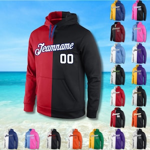 Puede incluir: Una sudadera con capucha bicolor, dividida en rojo y negro, con la palabra "Teamname" en cursiva y el número "00" en blanco. Cuenta con un bolsillo delantero y una capucha con cordón azul. Se muestran otras sudaderas con capucha en diferentes combinaciones de colores.