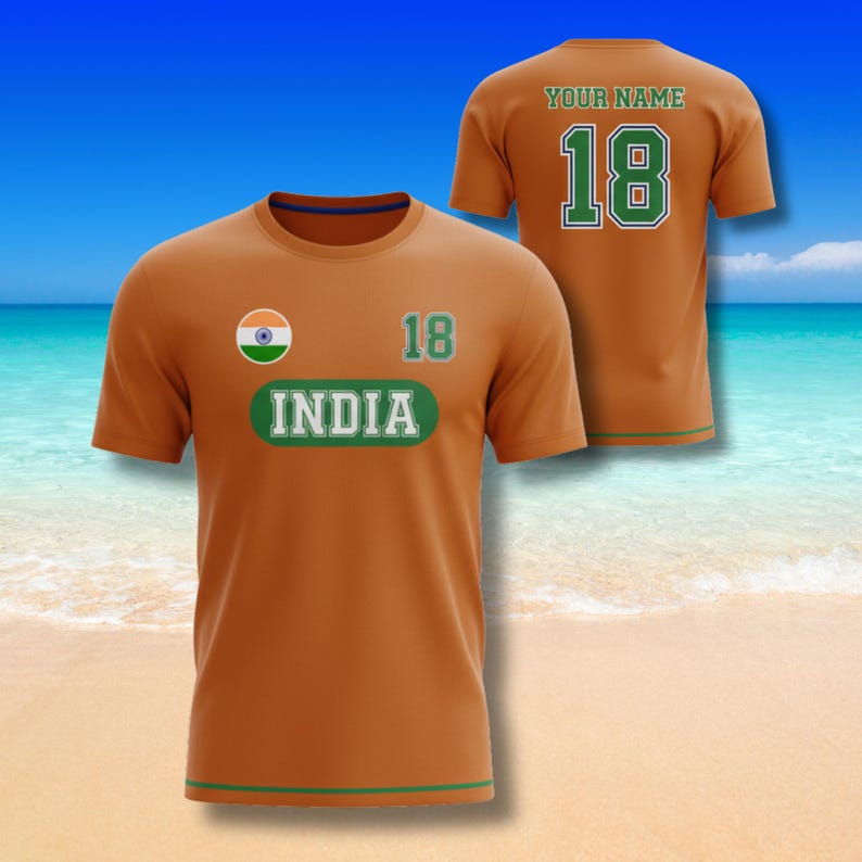 Pu&ograve; includere: Una maglietta arancione con la scritta "INDIA" in lettere bianche con bordo verde e il numero "18" in verde. La maglietta presenta anche la bandiera indiana e la scritta "YOUR NAME" sopra il numero 18 sul retro.