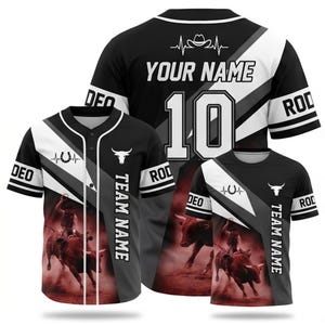 Op de afbeelding: Een zwart-witte honkbalshirt en T-shirt set met een rodeo thema. Het ontwerp bevat een afbeelding van een stierenrijder, de tekst "TEAM NAME", "RODEO", "YOUR NAME", het nummer "10", en een hoefijzer- en stierenkop-icoon.