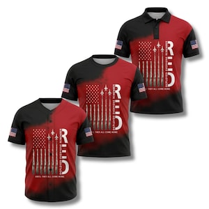 Può includere: Tre magliette patriottiche con un design rosso, bianco e blu. Le magliette presentano un motivo a bandiera americana con la parola "RED" e il testo "DEPLOYED EVERYONE REMEMBER UNTIL THEY ALL COME HOME" o "THEY ALL COME HOME".