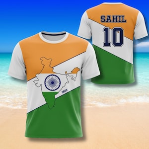 Pu&ograve; includere: Maglietta bianca con un design che presenta i colori della bandiera indiana: arancione, bianco e verde. La parte anteriore mostra una mappa dell'India con l'Ashoka Chakra. Il retro ha il nome "SAHIL" e il numero "10".