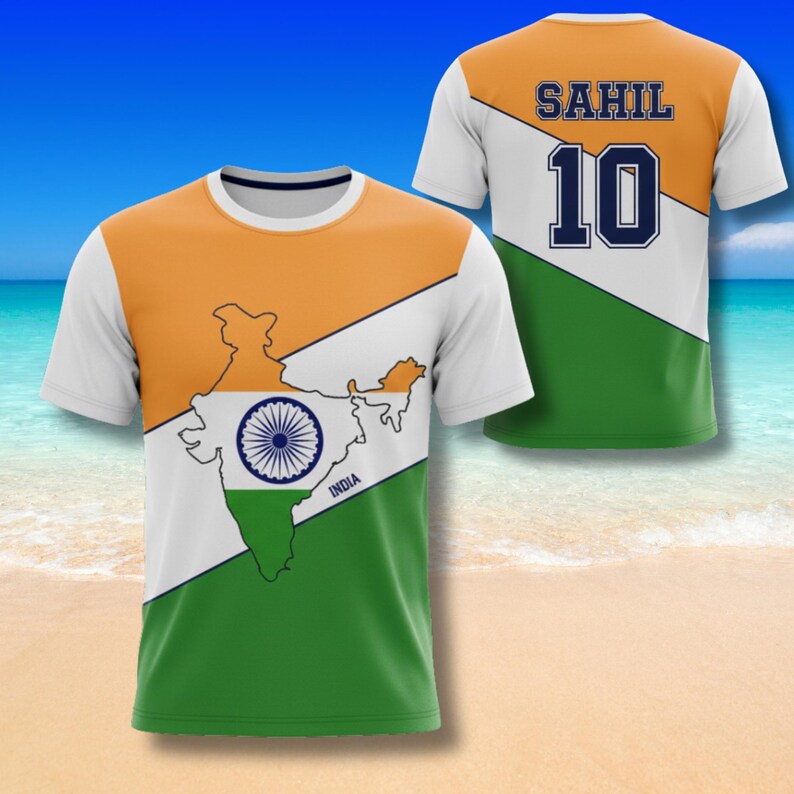 Pu&ograve; includere: Maglietta bianca con un design che presenta i colori della bandiera indiana: arancione, bianco e verde. La parte anteriore mostra una mappa dell'India con l'Ashoka Chakra. Il retro ha il nome "SAHIL" e il numero "10".