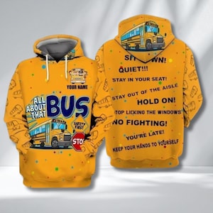 Könnte beinhalten: Ein gelber Hoodie mit einem Schulbus-Thema. Auf der Vorderseite des Hoodies stehen die Worte "ALL ABOUT THAT BUS" und eine Schulbus-Grafik. Auf der Rückseite befinden sich Sicherheitshinweise.