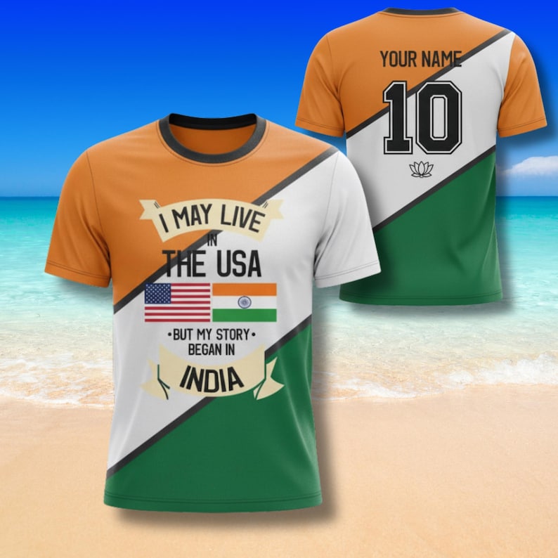 Pu&ograve; includere: T-shirt arancione, bianco e verde con la scritta "I MAY LIVE IN THE USA BUT MY STORY BEGAN IN INDIA." La maglietta presenta le bandiere di USA e India. Il retro della maglietta ha la scritta "YOUR NAME" sopra il numero "10".