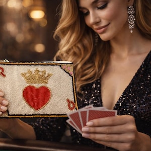 Cartera de cuentas de la Reina de Corazones, Monedero de cuentas de semillas con naipes hecho a mano, Bolso para una noche de casino, Regalo de Batchlorette de Las Vegas, Muñeca de la Reina de Corazones del Jugador