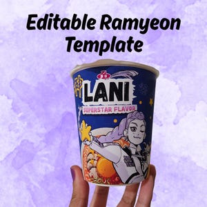 Może przedstawiać: Niebiesko-biały kubek z błyskawicznym ramenem z napisem "LANI SUPERSTAR FLAVOR" i ilustracją postaci z kreskówki. Kubek jest trzymany w dłoni na fioletowym tle akwarelowym. U góry znajduje się napis "Editable Ramyeon Template".