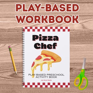 Puede incluir: Un cuaderno de espiral titulado Pizza Chef con un borde a cuadros rojos y blancos. La portada presenta una ilustración de una porción de pizza de pepperoni, el texto Play-Based Preschool Activity Book y Jam Skool Studio. Se incluyen un lápiz amarillo y unas tijeras verdes.