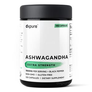 Op de afbeelding: Een zwart-witte cilindrische fles met "Ashwagandha" voedingssupplementcapsules. Het etiket bevat "Extra Strength", "1500mg per portie + Zwarte peper" en "120 Capsules". De merknaam "dxpure" is zichtbaar.