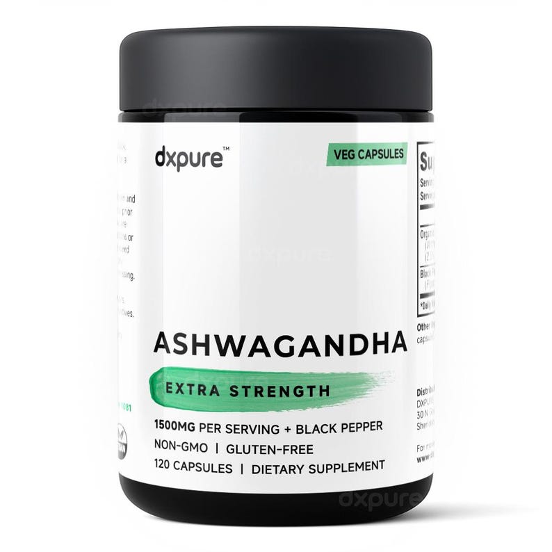 Op de afbeelding: Een zwart-witte cilindrische fles met "Ashwagandha" voedingssupplementcapsules. Het etiket bevat "Extra Strength", "1500mg per portie + Zwarte peper" en "120 Capsules". De merknaam "dxpure" is zichtbaar.
