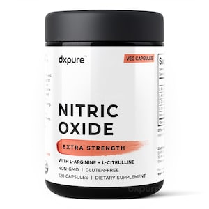 K&ouml;nnte beinhalten: Eine wei&szlig;e Erg&auml;nzungsflasche mit schwarzem Deckel, beschriftet mit "dxpure" und "NITRIC OXIDE EXTRA STRENGTH". Das Etikett enth&auml;lt "WITH L-ARGININE + L-CITRULLINE" und "120 CAPSULES". Die Flasche ist ein Nahrungserg&auml;nzungsmittel.