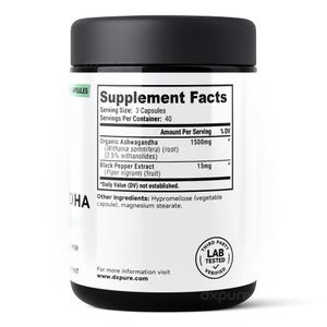 Op de afbeelding: Een zwarte supplementfles met een wit etiket met "Supplement Facts". Het etiket vermeldt ingredi&euml;nten zoals biologische Ashwagandha en zwarte peper extract. De fles heeft ook een zegel "Third Party Lab Tested Verified". De fles bevat 40 porties.