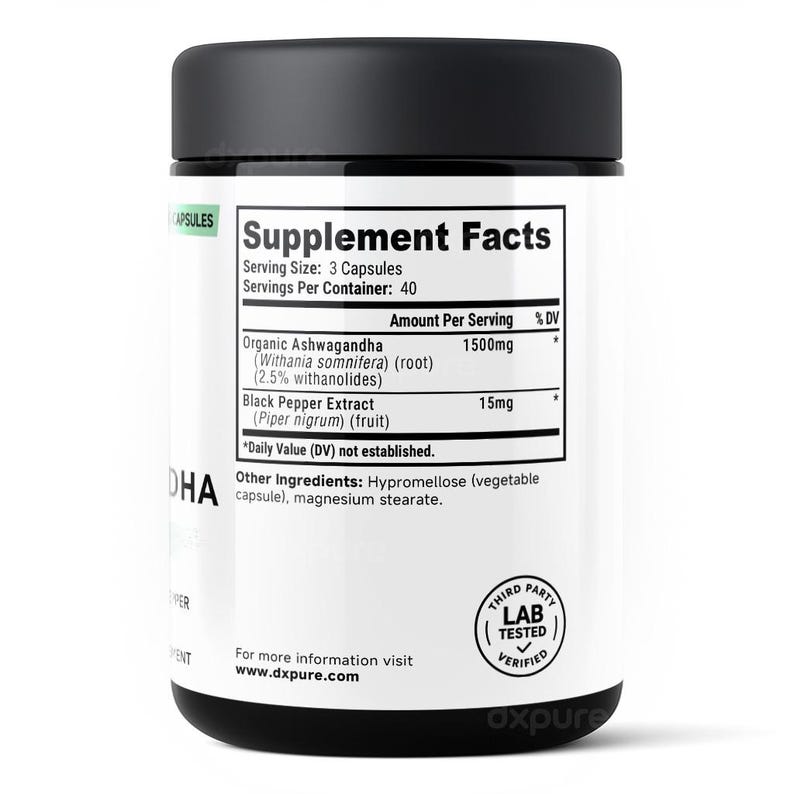 Op de afbeelding: Een zwarte supplementfles met een wit etiket met "Supplement Facts". Het etiket vermeldt ingredi&euml;nten zoals biologische Ashwagandha en zwarte peper extract. De fles heeft ook een zegel "Third Party Lab Tested Verified". De fles bevat 40 porties.
