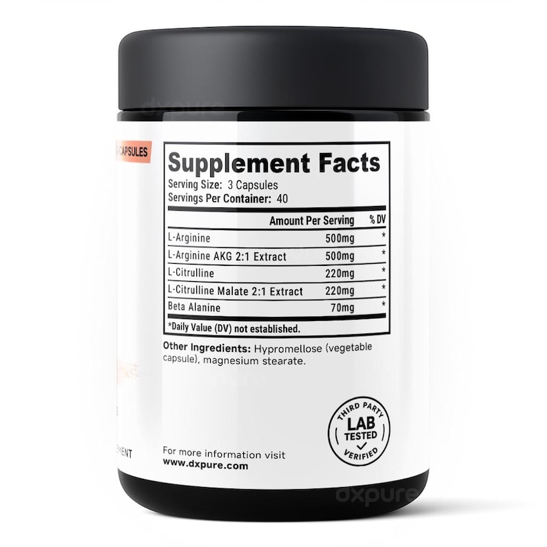 K&ouml;nnte beinhalten: Eine schwarz-wei&szlig;e Erg&auml;nzungsflasche mit schwarzem Deckel. Das Etikett zeigt N&auml;hrwertangaben, einschlie&szlig;lich Inhaltsstoffen wie L-Arginin und Beta-Alanin. Die Flasche hat auch ein Siegel "Third Party Lab Tested Verified".