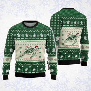 Puede incluir: Un suéter verde de manga larga con un patrón repetitivo de copos de nieve y tortugas marinas blancas. El panel central muestra una tortuga marina con un gorro de Papá Noel y el texto "Have a Turtle-y Awesome Christmas" en letras rojas y verdes.