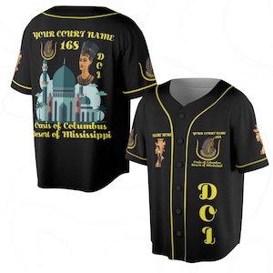 Könnte beinhalten: Schwarzes Baseball-Trikot mit gelben Verzierungen und Knöpfen. Das Trikot zeigt eine Grafik eines Gebäudes, einer Büste und den Text "YOUR COURT NAME 168 Oasis of Columbus Desert of Mississippi".