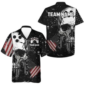 Może przedstawiać: Czarna koszula do kręgli z grafiką czaszki, kręglami i wzorem kuli do kręgli. Koszula zawiera biały napis "YOUR NAME" i "TEAM NAME". Projekt zawiera elementy flagi amerykańskiej.