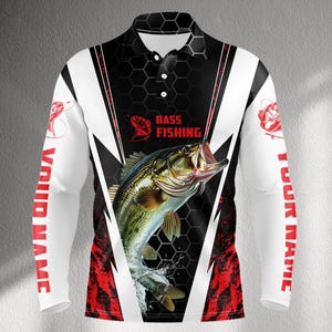 Może przedstawiać: Biała i czarna koszula wędkarska z długim rękawem z grafiką okonia wielkogębowego. Koszula ma napis "BASS FISHING" i "YOUR NAME" na rękawach. Czerwone i czarne akcenty znajdują się na koszuli.