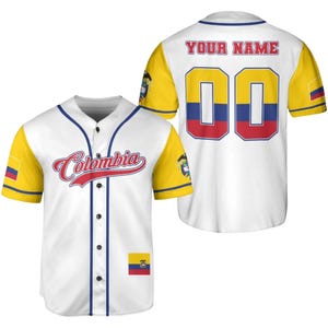 Könnte beinhalten: Weißes Baseball-Trikot mit gelben Ärmeln und blauen Zierleisten. Auf der Vorderseite steht das Wort "Colombia" in roter Schrift. Auf der Rückseite steht der Text "YOUR NAME" über der Nummer "00" in Gelb, Rot und Blau.