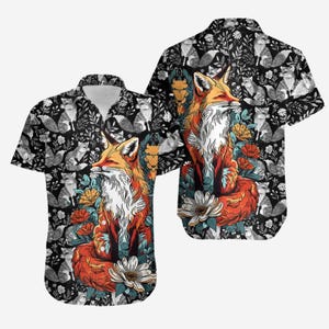 Könnte beinhalten: Kurzärmeliges Button-Down-Hemd mit einer farbenfrohen Fuchsgrafik und Blumen. Der schwarze Hintergrund des Hemdes zeigt ein sich wiederholendes Muster aus grauen Füchsen und Blättern. Der Fuchs ist in Orange, Rot und Weiß dargestellt.