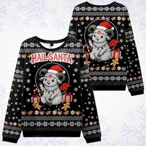Könnte beinhalten: Ein schwarzer Langarmpullover mit Rundhalsausschnitt und weißem Schneeflocken- und Geschenkemuster. Auf der Vorderseite ist ein Cartoon-Widder mit Weihnachtsmütze und dem Schriftzug HAIL SANTA abgebildet, umgeben von Zuckerstangen.