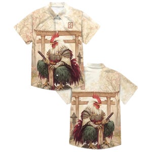 Puede incluir: Camisa de manga corta con un diseño de gallo guerrero. El gallo está representado con armadura de samurái, sosteniendo una espada, con cresta roja y plumas verdes. La camisa tiene un fondo beige con elementos arquitectónicos japoneses.