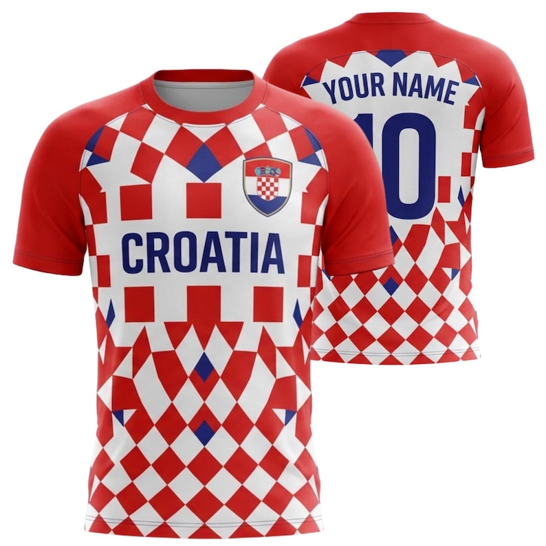 Pu&ograve; includere: Una maglia da calcio della Croazia rossa e bianca con un motivo a scacchi. La parte anteriore mostra "CROATIA" e lo stemma della squadra. La parte posteriore presenta "YOUR NAME" sopra il numero "10" in blu.