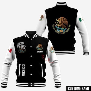Può includere: Giacca college nera e bianca con maniche bianche. Presenta lo stemma messicano sul davanti e sul retro, insieme alla parola "MEXICO" e al nome "BRUNO". Include la bandiera messicana sulla manica sinistra.