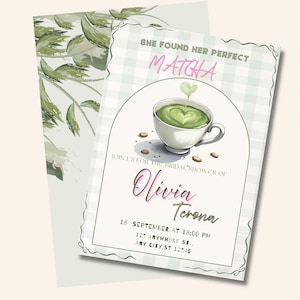 Könnte beinhalten: Eine Einladung zur Brautparty mit Matcha-Thema. Das Design zeigt eine Tasse grünen Matcha mit einem herzförmigen Design, umgeben von Text, der lautet: "She found her perfect Matcha". Die Einladung ist für Olivia Terona.