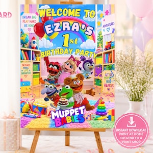 Może przedstawiać: Prostokątny plakat urodzinowy z postaciami Muppet Babies, tęczą i balonami. Tekst głosi Welcome to Ezra's 1st Birthday Party oraz Muppet Babies. Projekt zawiera kolorowe regały, zabawki oraz tort urodzinowy z zapalonymi świeczkami.