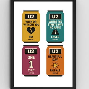 Op de afbeelding: Een ingelijste print met vier gestileerde bierblikjes. Elk blikje is voorzien van "U2" en songtitels zoals "One" en "Beautiful Day". De blikjes zijn IPA, Lager, Stout en Pale Ale, elk 440 ml.