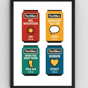 Puede incluir: Un p&oacute;ster enmarcado con cuatro dise&ntilde;os estilizados de latas de cerveza. Cada lata es de un color diferente y presenta el nombre de la banda "The Killers" y un t&iacute;tulo de canci&oacute;n. Cada lata tambi&eacute;n enumera el tipo de cerveza y el volumen, 440 ml.