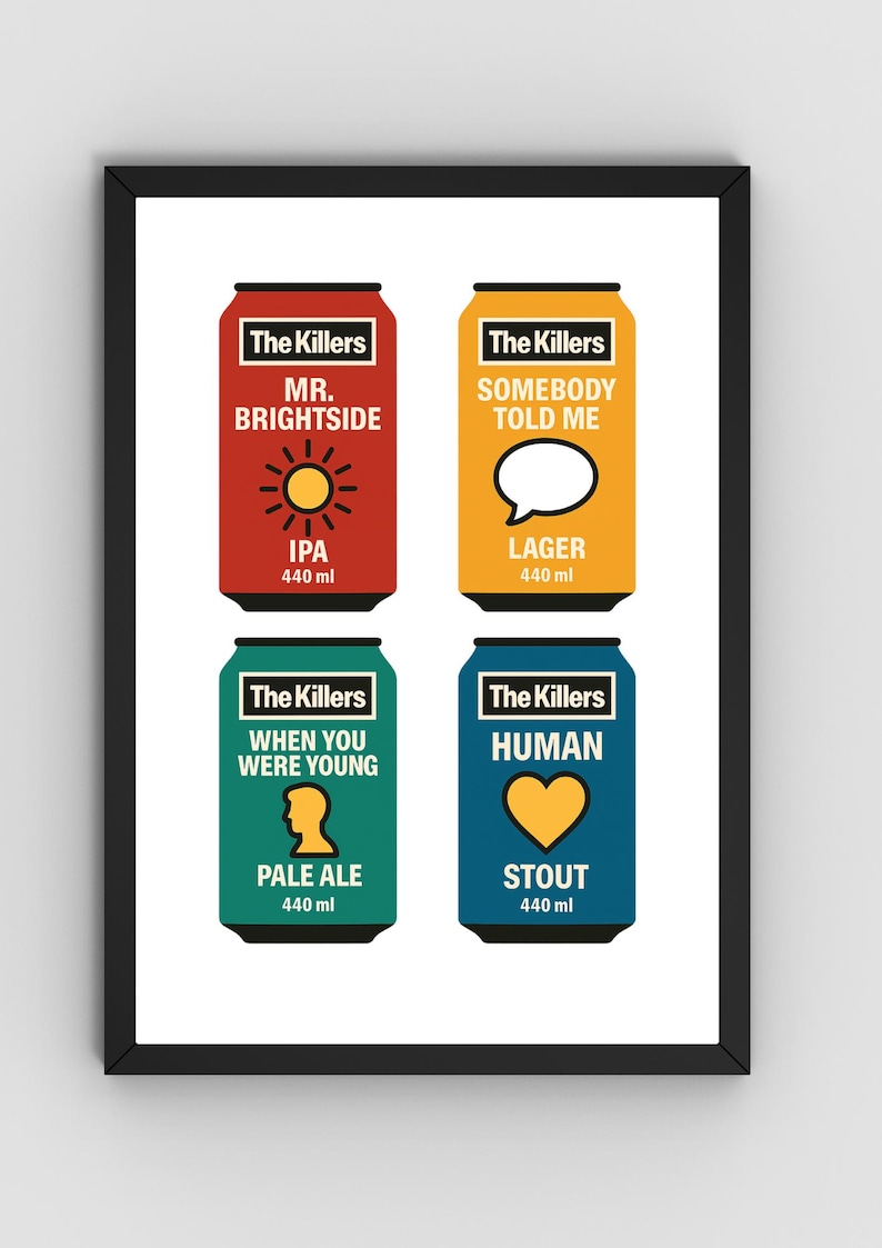 Puede incluir: Un p&oacute;ster enmarcado con cuatro dise&ntilde;os estilizados de latas de cerveza. Cada lata es de un color diferente y presenta el nombre de la banda "The Killers" y un t&iacute;tulo de canci&oacute;n. Cada lata tambi&eacute;n enumera el tipo de cerveza y el volumen, 440 ml.