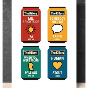 Puede incluir: Una impresi&oacute;n con cuatro dise&ntilde;os de latas de cerveza estilizadas. Cada lata es de un color diferente y presenta el nombre de la banda "The Killers" y t&iacute;tulos de canciones. Cada lata tambi&eacute;n enumera el tipo de cerveza y 440 ml.