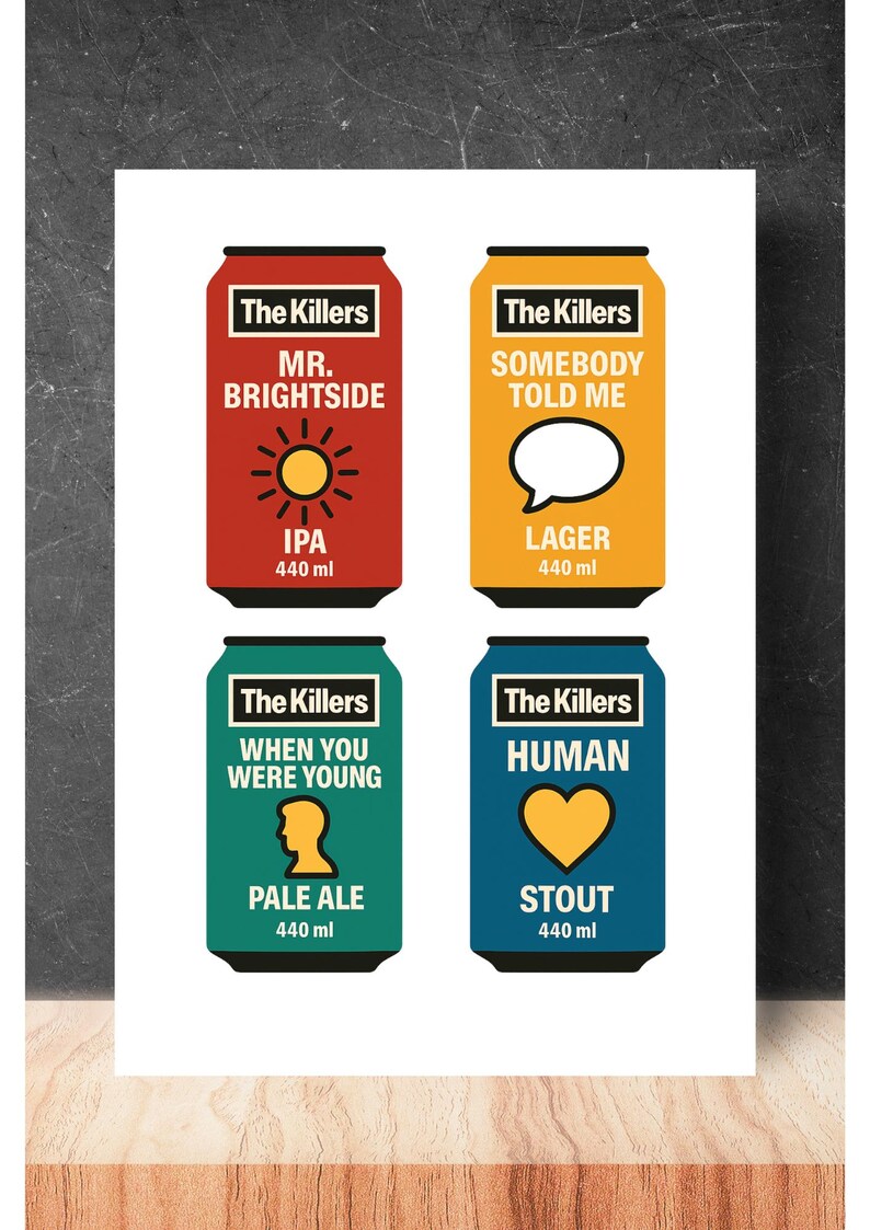 Puede incluir: Una impresi&oacute;n con cuatro dise&ntilde;os de latas de cerveza estilizadas. Cada lata es de un color diferente y presenta el nombre de la banda "The Killers" y t&iacute;tulos de canciones. Cada lata tambi&eacute;n enumera el tipo de cerveza y 440 ml.