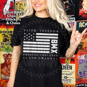 Puede incluir: Una taza de cerámica blanca con un asa negra y el texto "But First, Coffee" en negrita negra. La taza se encuentra sobre un fondo borroso, resaltando su diseño sencillo.