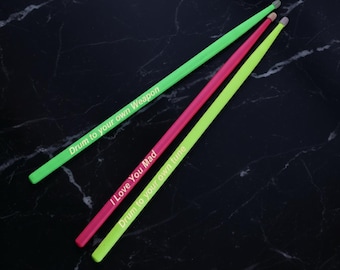 Baquetas fluorescentes 5A grabadas con láser personalizadas, regalo de batería personalizado para bateristas, profesores de música, percusionistas y amantes de la música.